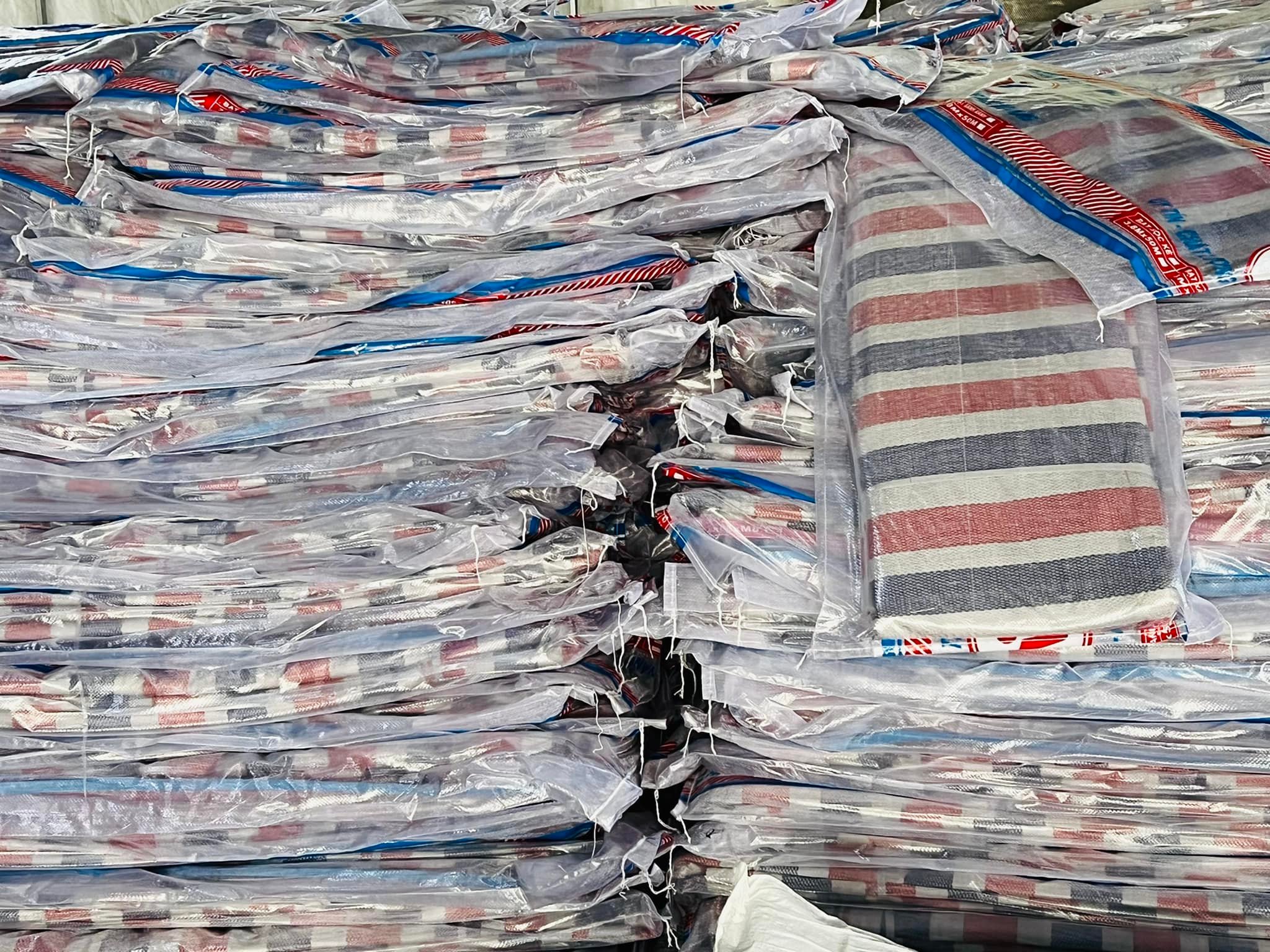 Xưởng cung cấp bạt dứa kẻ sọc 3 màu giá rẻ toàn quốc Xưởng cung cấp bạt dứa kẻ sọc 3 màu giá rẻ toàn quốc