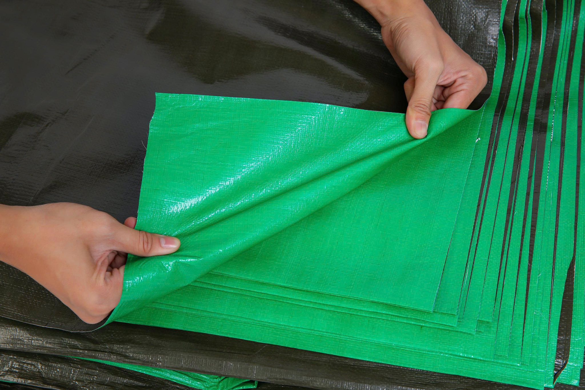 Bạt che sà lan, phủ hàng hoá tàu thuỷ Bạt che sà lan, phủ hàng hoá tàu thuỷ