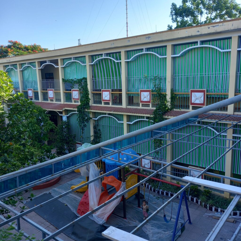 Bạt che nắng tự cuốn trường học Bạt che nắng tự cuốn trường học