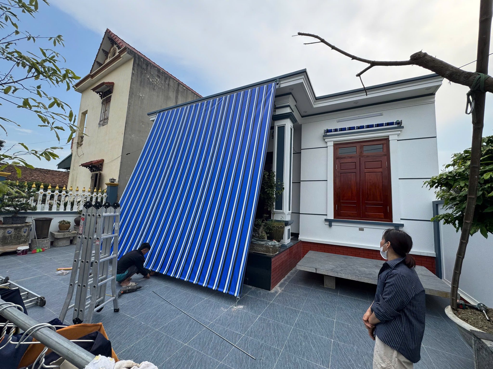 Bạt cuốn mái hiên che nắng mưa Bạt cuốn mái hiên che nắng mưa