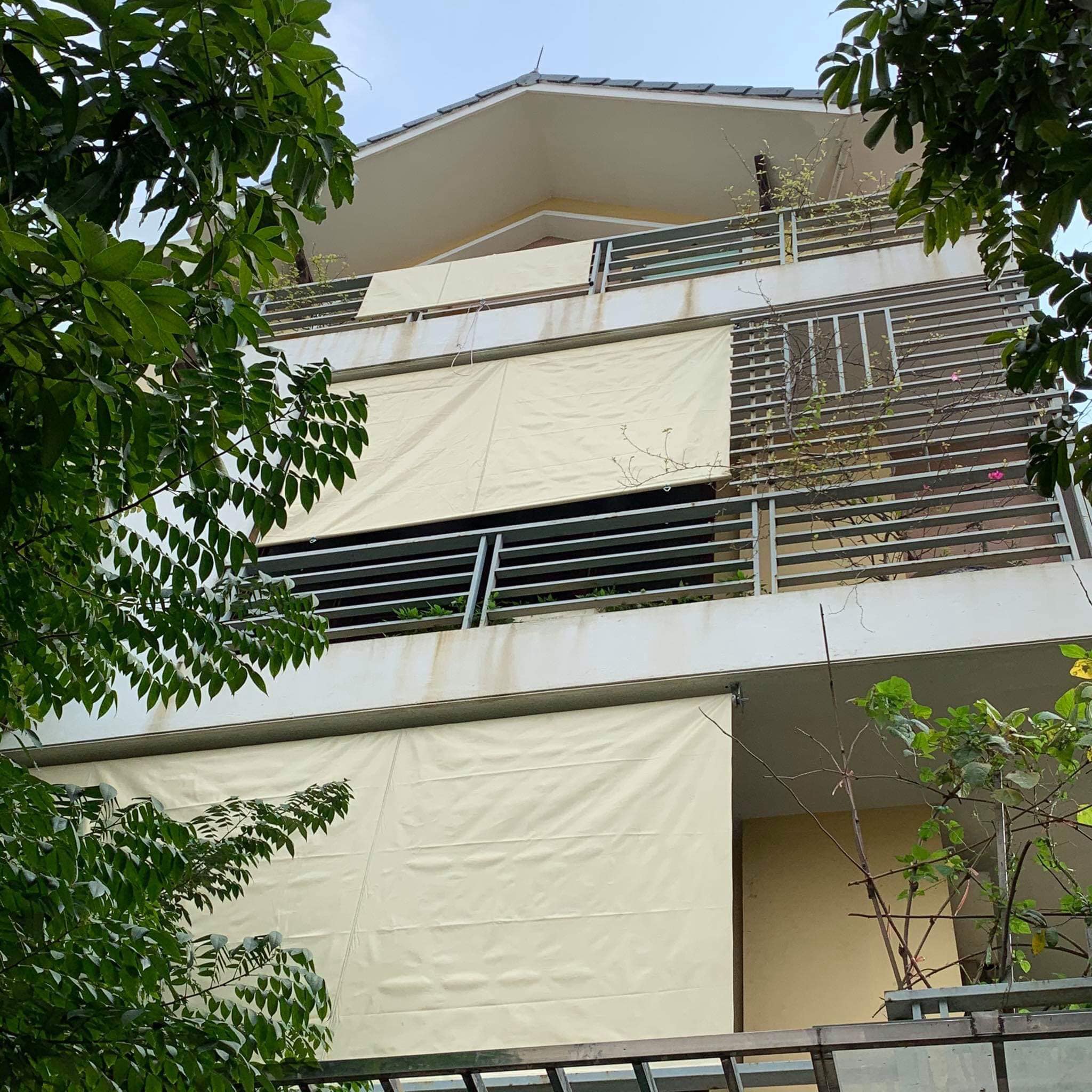 Bạt che nắng mưa tự cuốn ban công Bạt che nắng mưa tự cuốn ban công