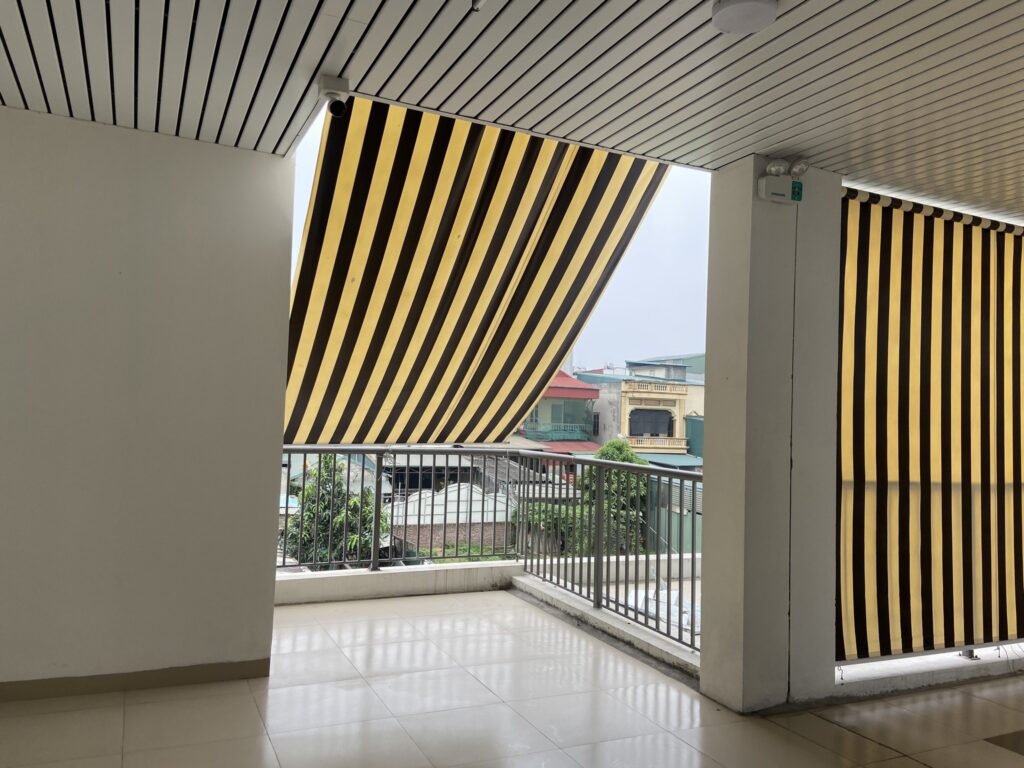 Bạt che nắng mưa tự cuốn ban công Bạt che nắng mưa tự cuốn ban công