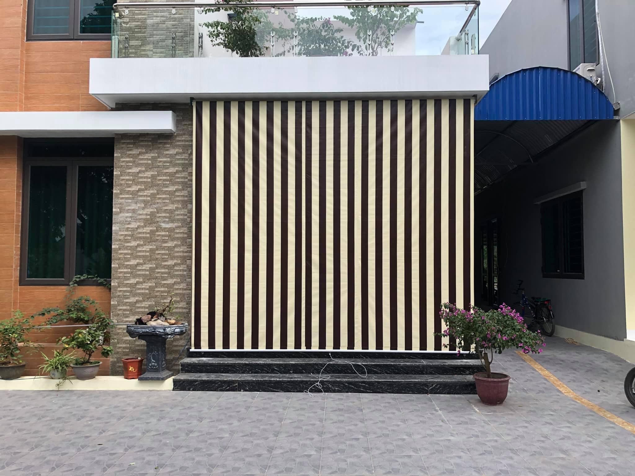 Bạt cuốn mái hiên che nắng mưa Bạt cuốn mái hiên che nắng mưa