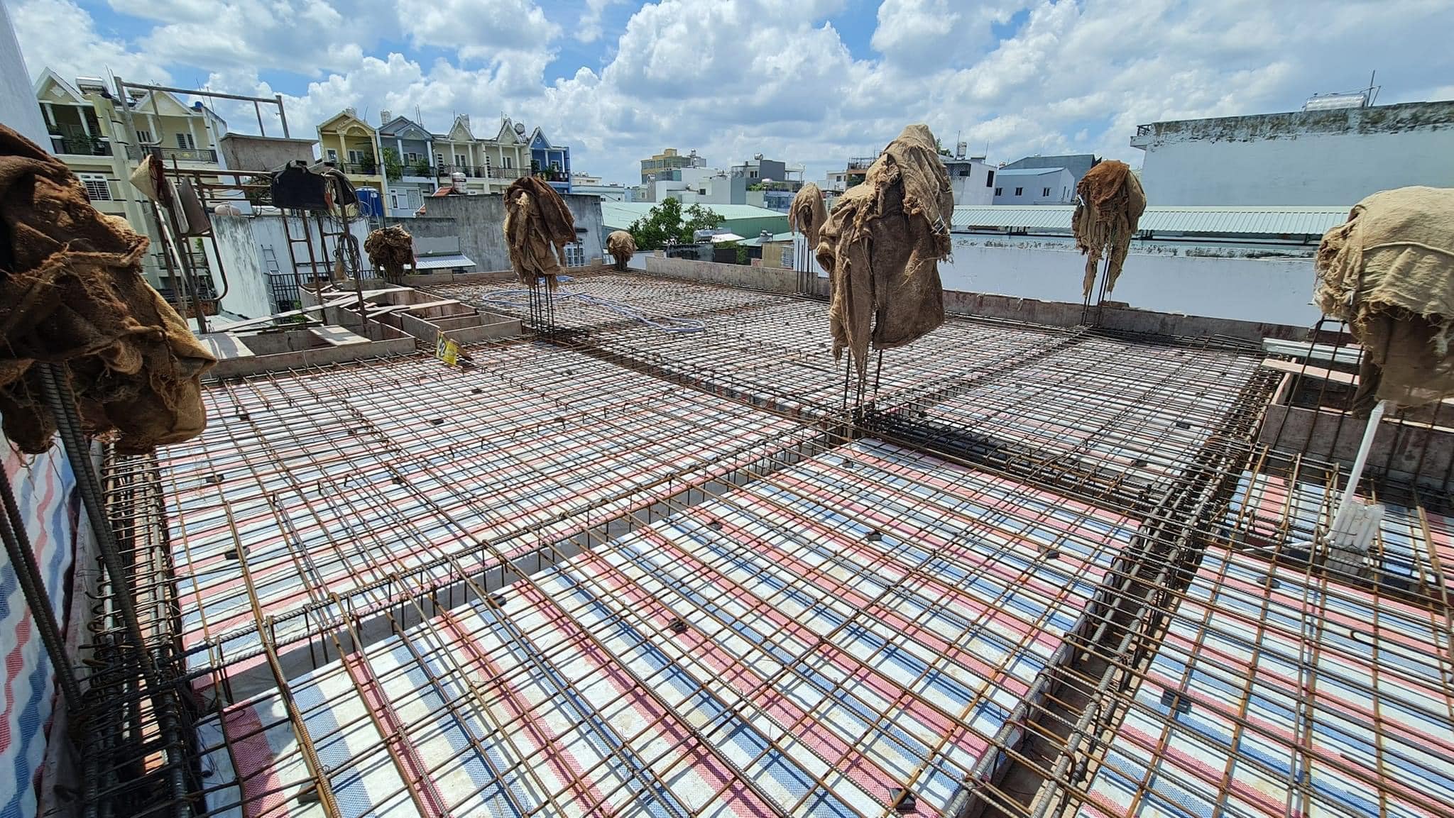 Bạt dứa kẻ sọc 3 màu dùng lót sàn bê tông xây dựng Bạt dứa kẻ sọc 3 màu dùng lót sàn bê tông xây dựng