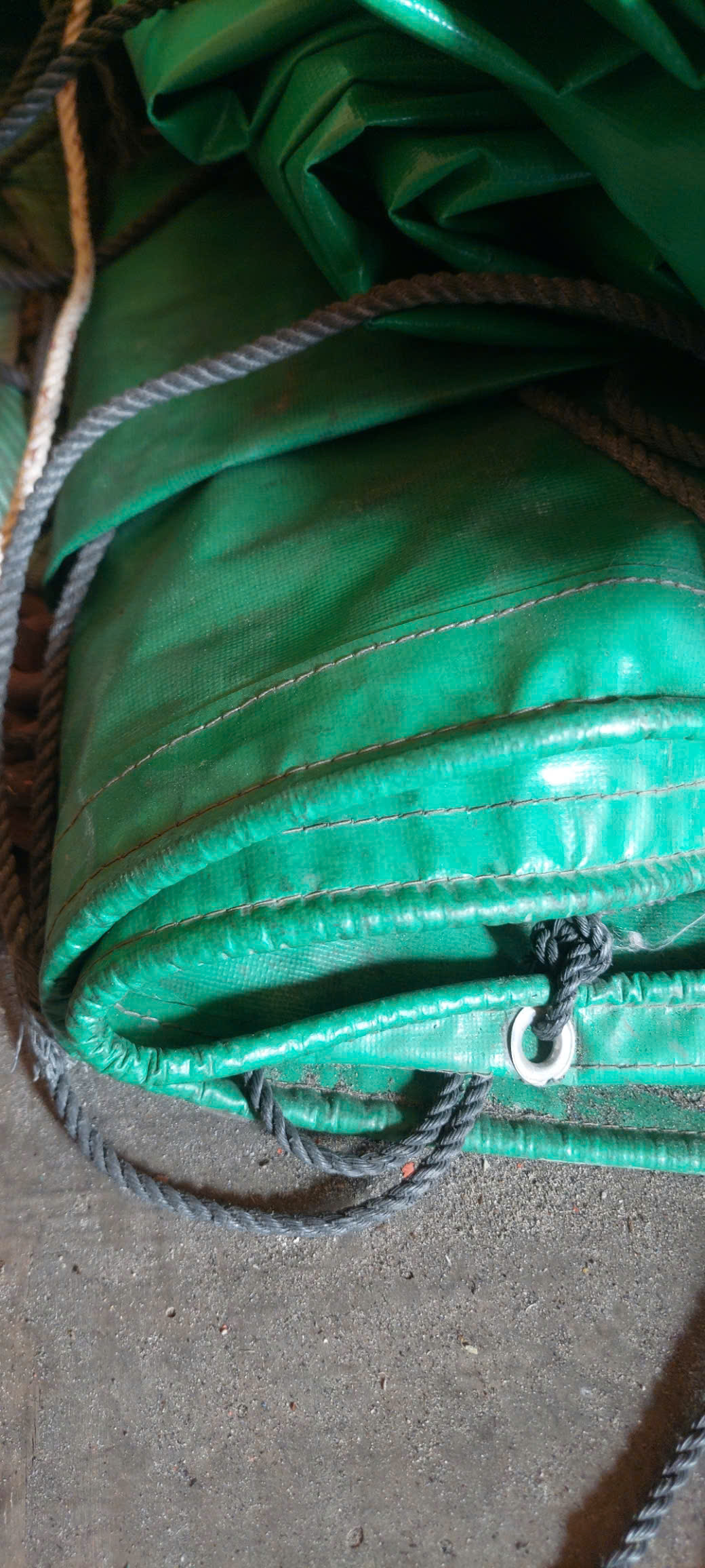 Bạt che phủ sà lan, tàu thuỷ may viền đóng khuyên Bạt che phủ sà lan, tàu thuỷ may viền đóng khuyên