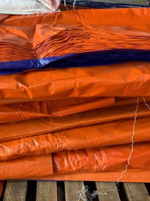 Tấm bạt xanh cam định lượng 200g/m² may viền đóng khuyên