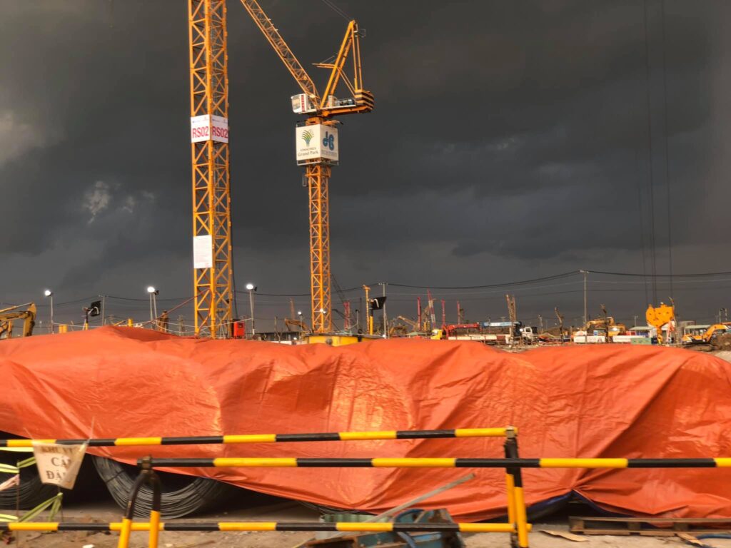 Ứng dụng bạt nhựa xanh cam khổ bạt 8m trong xây dựng