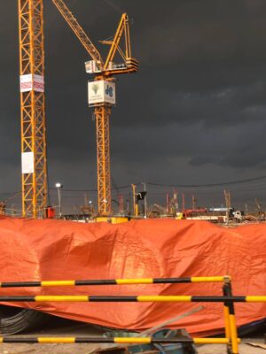 Ứng dụng Bạt xanh cam định lượng 170g/m² may ép theo yêu cầu trong xây dựng