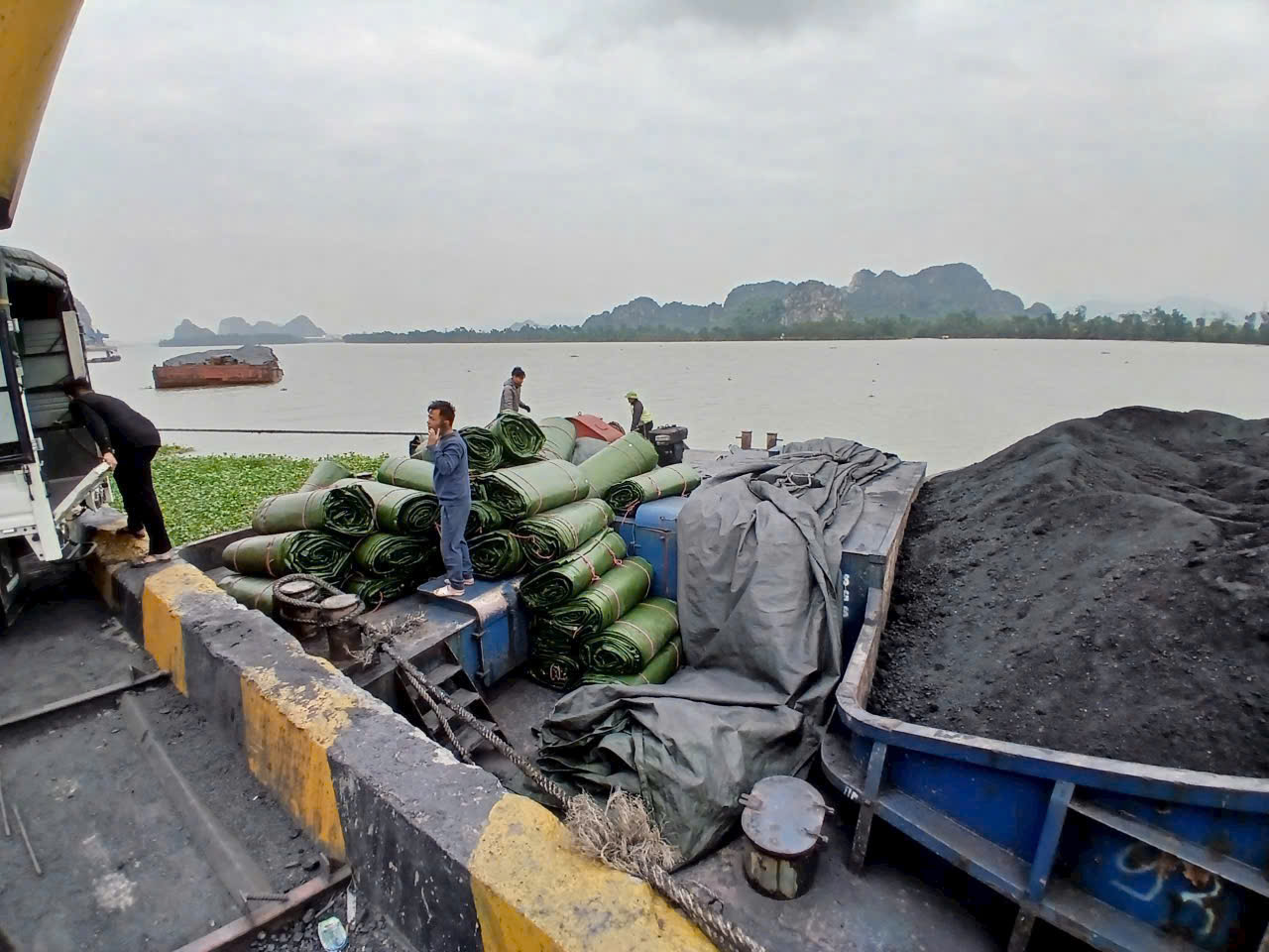 Bạt che sà lan phủ hàng hoá Bạt che sà lan phủ hàng hoá
