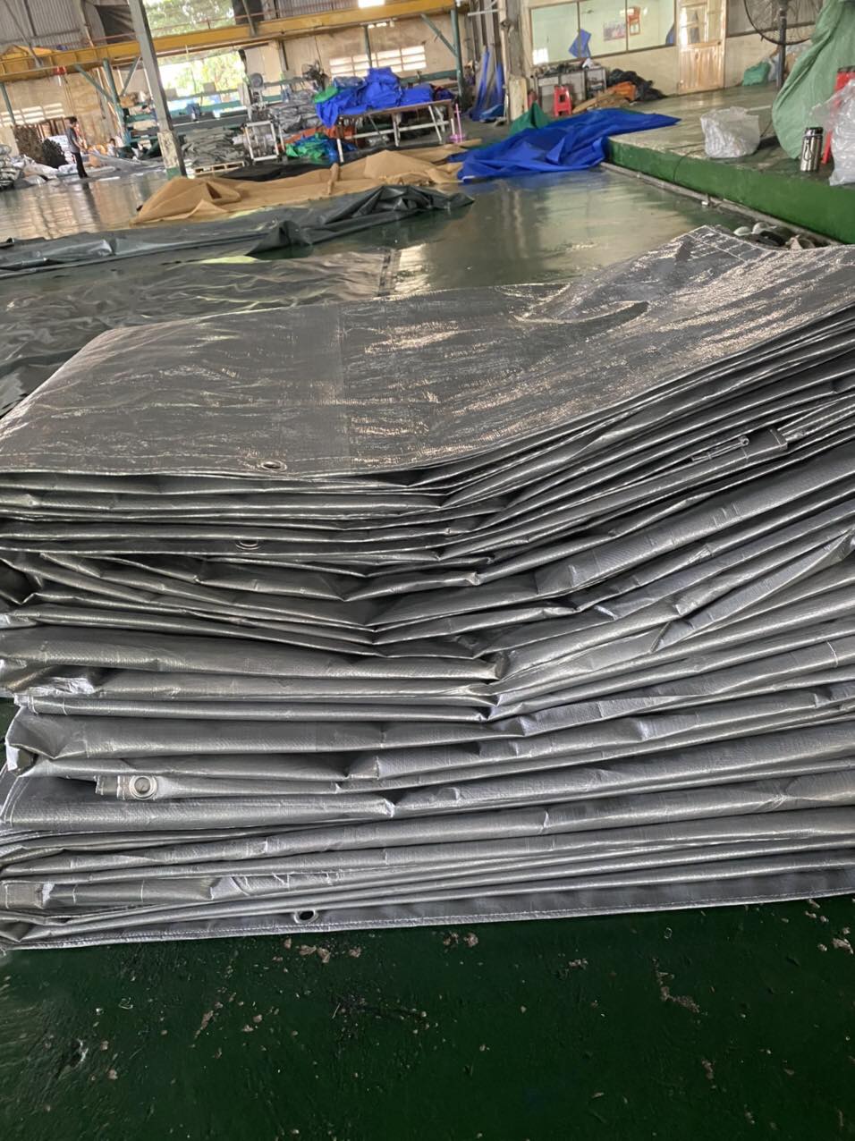 Tấm bạt trắng xám nhũ bạc che nắng mưa Tấm bạt trắng xám nhũ bạc che nắng mưa