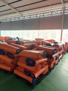Bạt xanh che phủ hàng hoá trên xe tải, tàu thuyền Bạt xanh che phủ hàng hoá trên xe tải, tàu thuyền