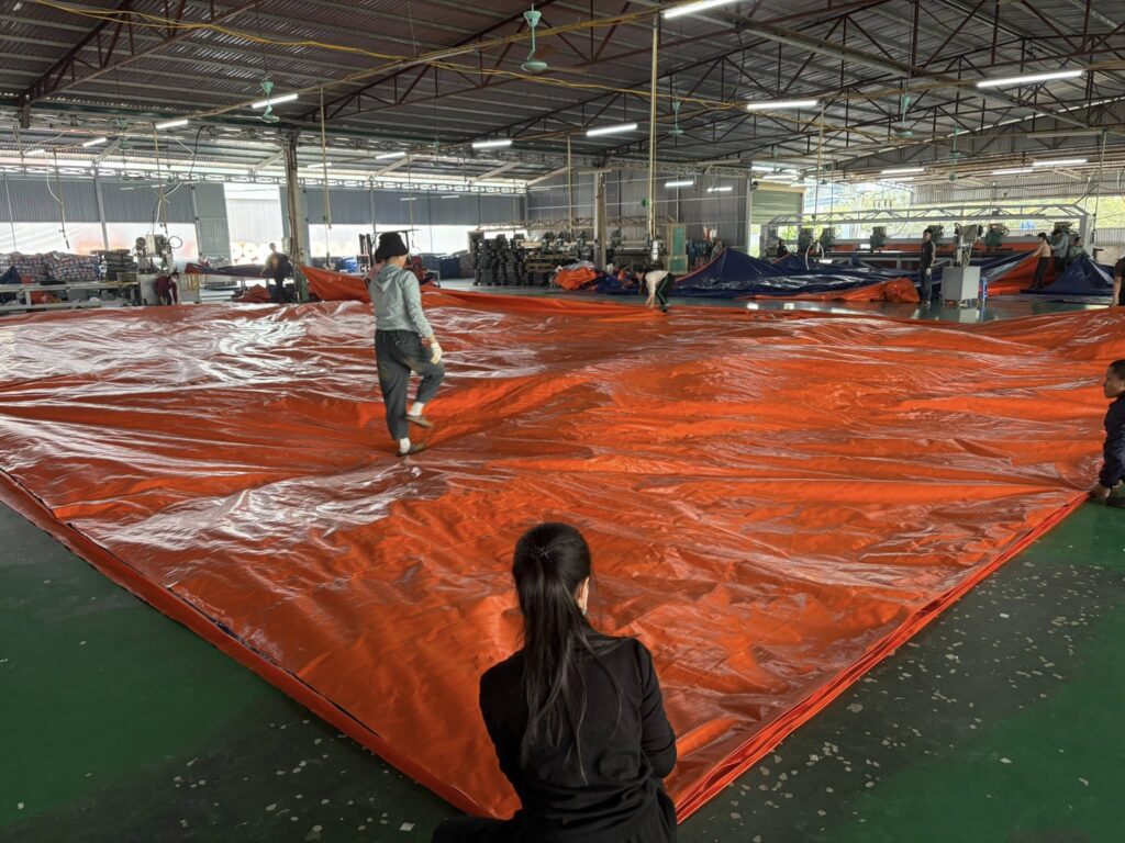 Bạt xanh che phủ hàng hoá trên xe tải, tàu thuyền Bạt xanh che phủ hàng hoá trên xe tải, tàu thuyền