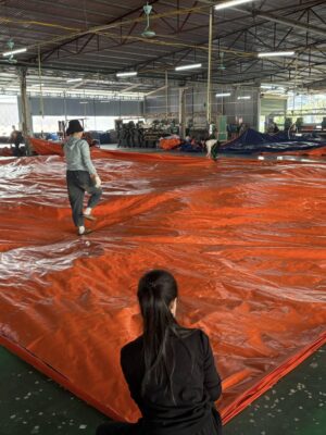 Bạt xanh che phủ hàng hoá trên xe tải, tàu thuyền