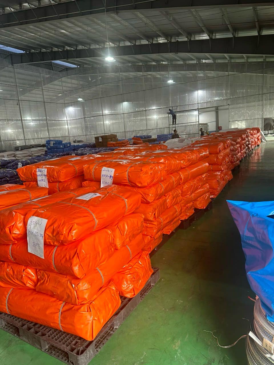 Bạt xanh che phủ hàng hoá trên xe tải, tàu thuyền Bạt xanh che phủ hàng hoá trên xe tải, tàu thuyền