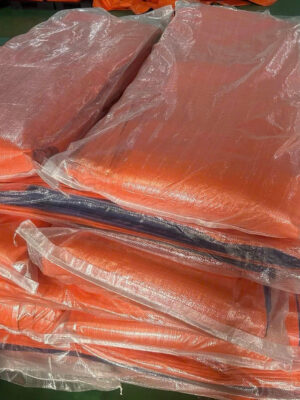 Tấm bạt xanh cam định lượng 170g/m² may viền đóng khuyên