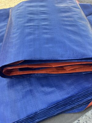 Tấm bạt xanh cam định lượng 150g/m² may viền đóng khuyên