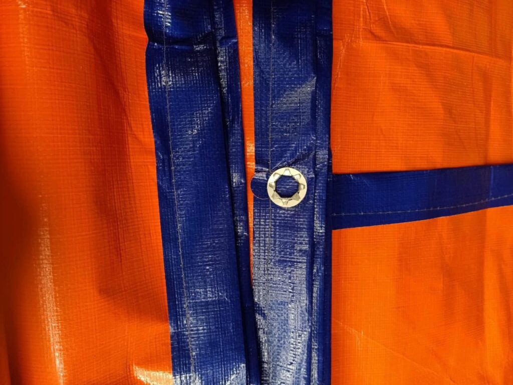 Tấm bạt xanh cam định lượng 200g/m² may viền đóng khuyên