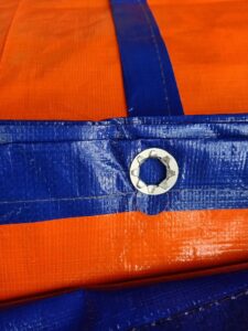 Tấm bạt xanh cam định lượng 200g/m² may viền đóng khuyên