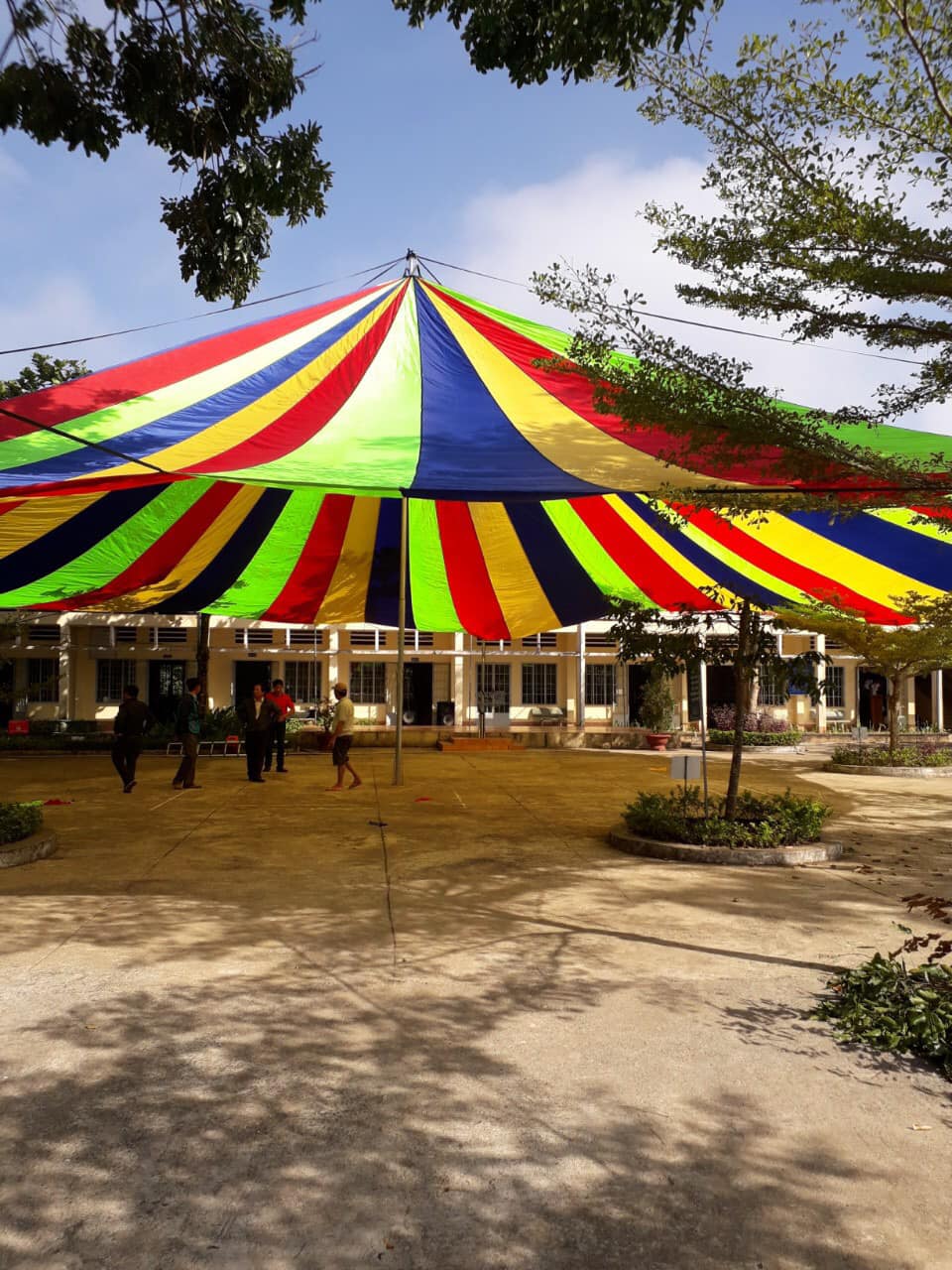 Bạt dù tròn sự kiện che nắng sân trường Bạt dù tròn sự kiện che nắng sân trường