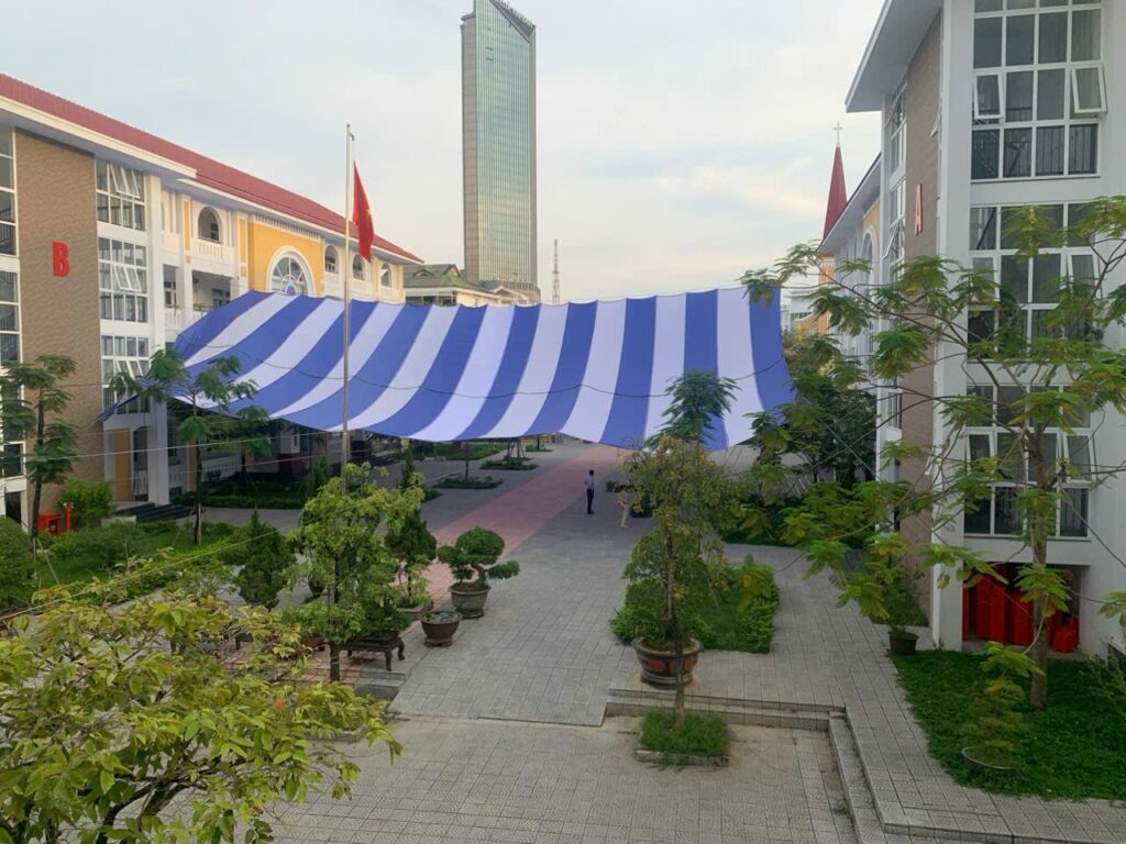 Bạt che nắng sân trường học ngoài trời Bạt che nắng sân trường học ngoài trời