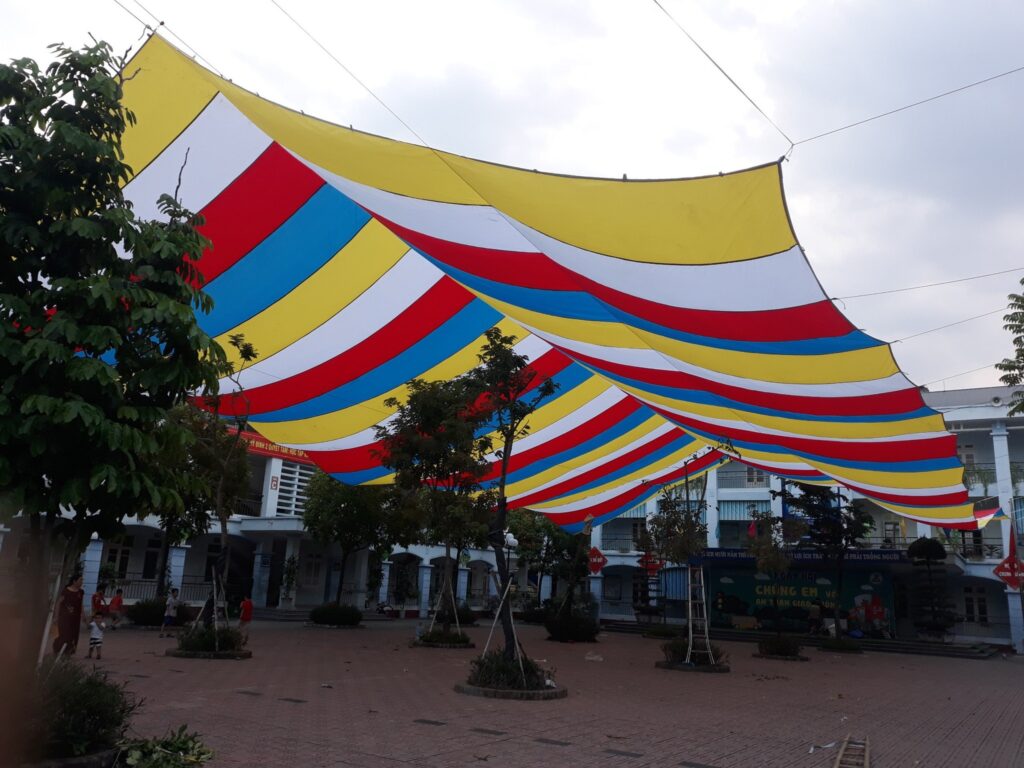 Bạt che nắng sân trường học ngoài trời Bạt che nắng sân trường học ngoài trời