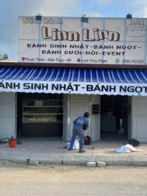 Bạt che nắng mưa tay quay cửa hàng tạp hoá