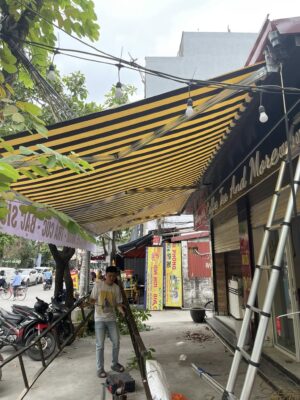Bạt tay quay che mái hiên quán cafe