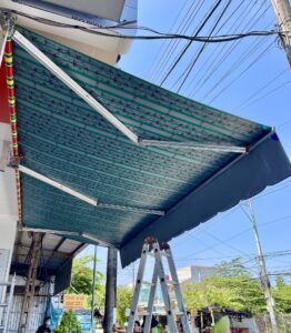 Bạt tay quay che mái hiên nhà hàng