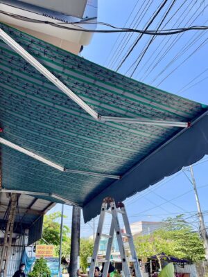 Bạt tay quay che mái hiên nhà hàng