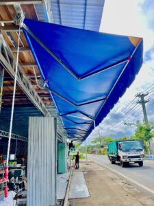 Bạt tay quay che mái hiên nhà hàng