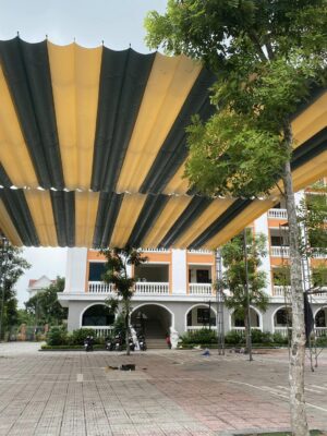 Bạt mái xếp di động che nắng sân trường học