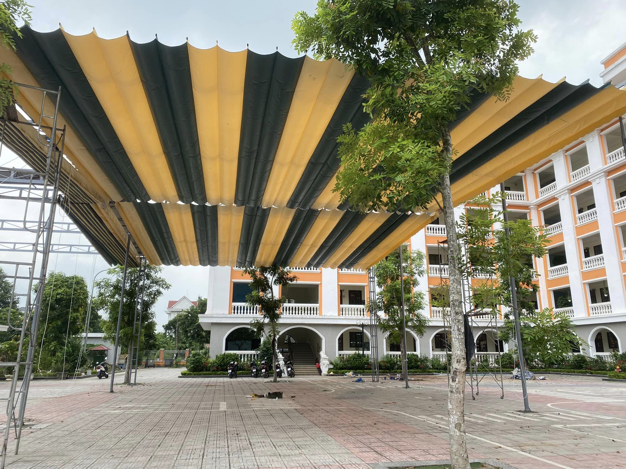 Bạt mái xếp di động che nắng sân trường học Bạt mái xếp di động che nắng sân trường học