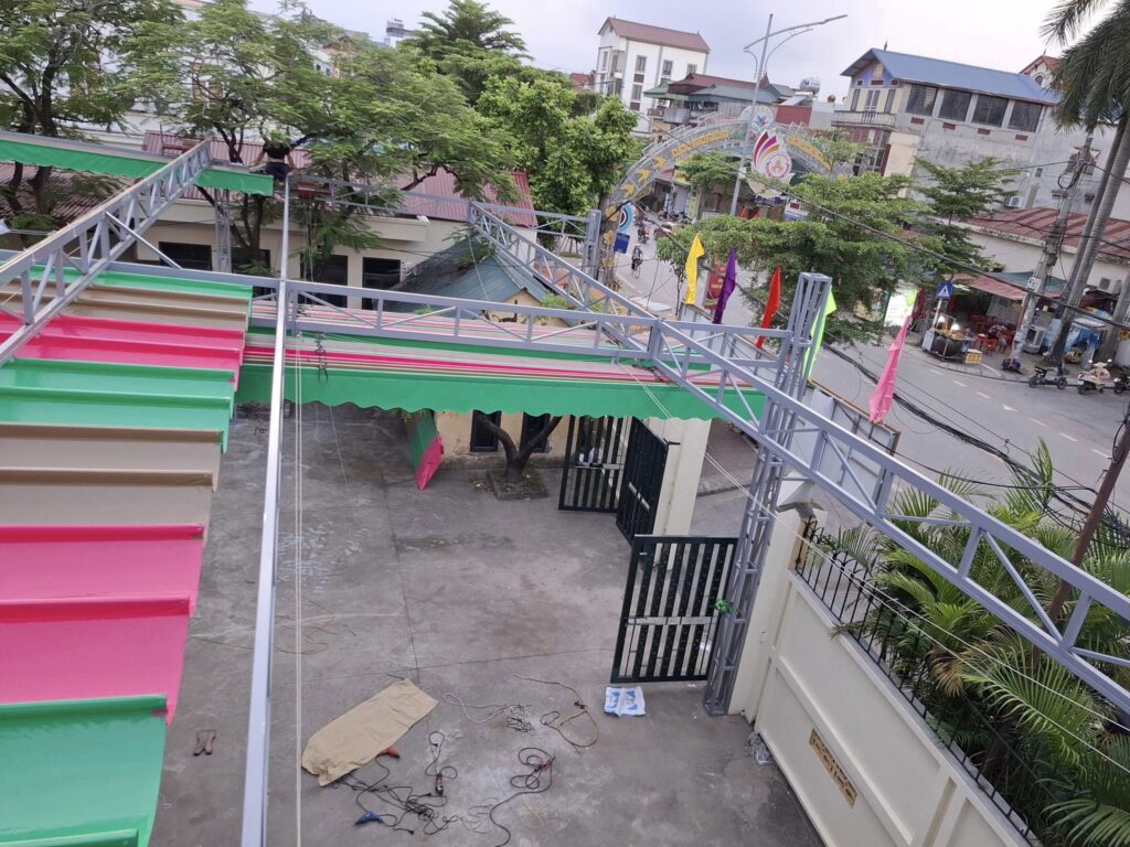 Bạt mái xếp di động che nắng sân trường học Bạt mái xếp di động che nắng sân trường học