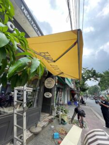 Bạt tay quay che mái hiên ngoài trời